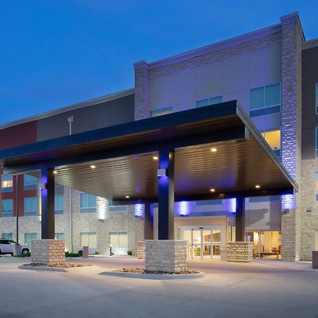 Holiday Inn Express & Suites Great Bend By Ihg Экстерьер фото