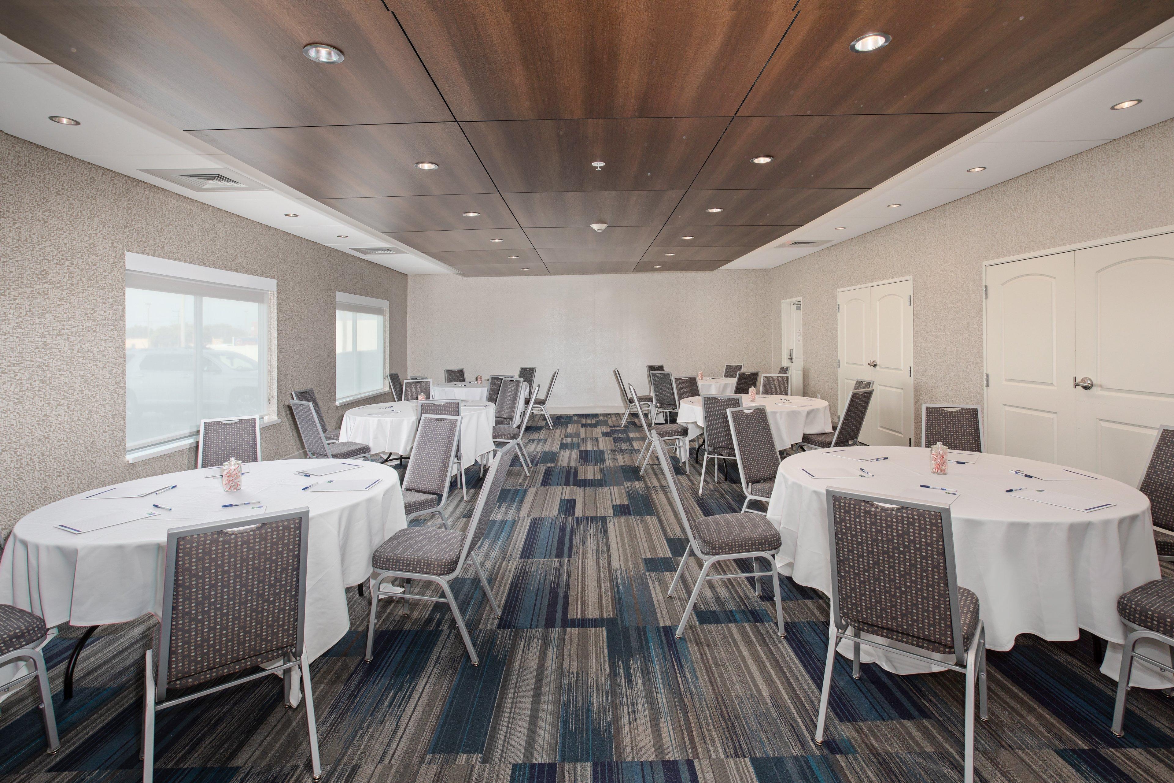 Holiday Inn Express & Suites Great Bend By Ihg Экстерьер фото