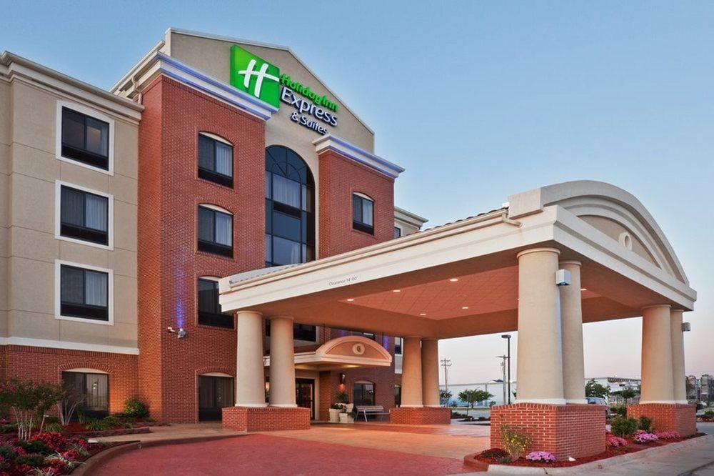 Holiday Inn Express & Suites Great Bend By Ihg Экстерьер фото