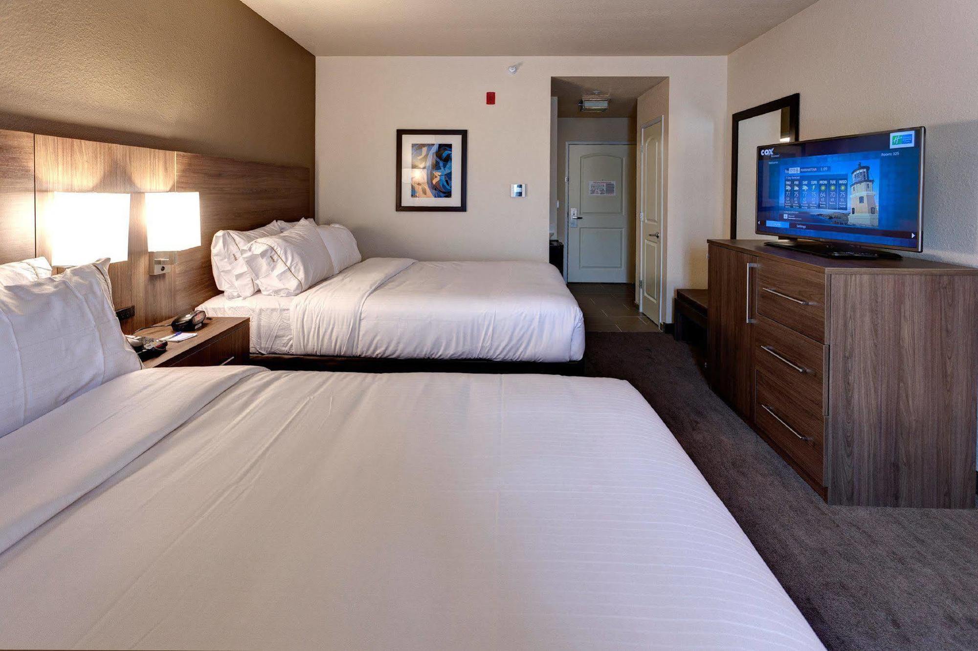 Holiday Inn Express & Suites Great Bend By Ihg Экстерьер фото