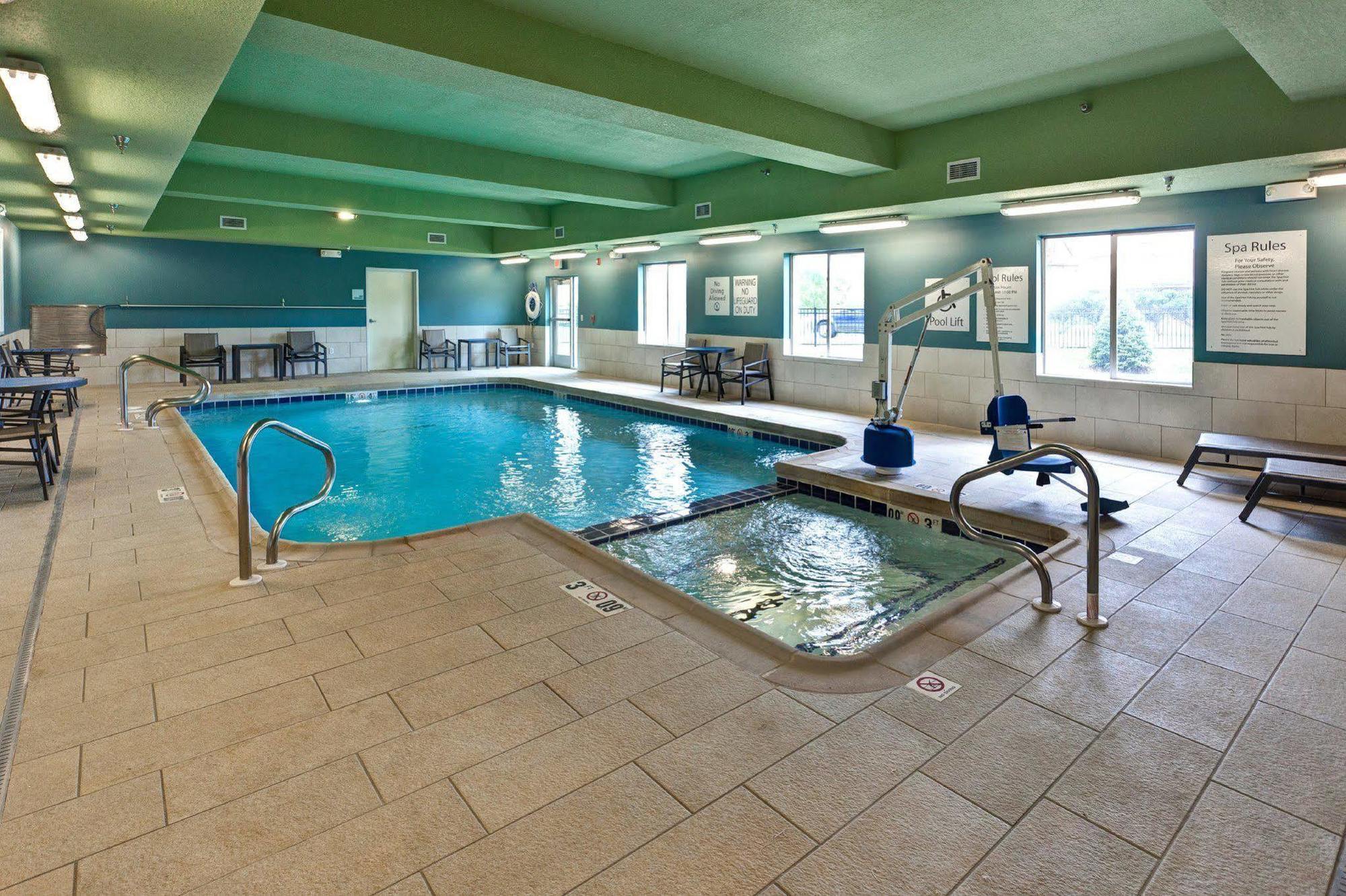 Holiday Inn Express & Suites Great Bend By Ihg Экстерьер фото