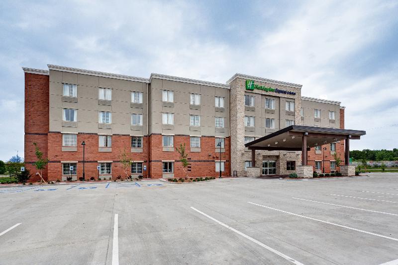 Holiday Inn Express & Suites Great Bend By Ihg Экстерьер фото